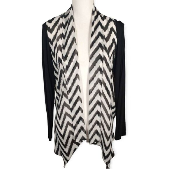CHRISTOPHER & BANKS BLACK & WHITE CHEVERON PRINT CARDIGAN SZ.S EUC - Picture 1 of 6